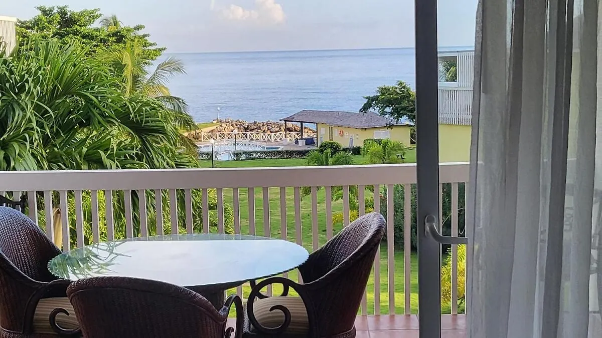 Beachfront 3 bedroom house Tower Isle 0*,