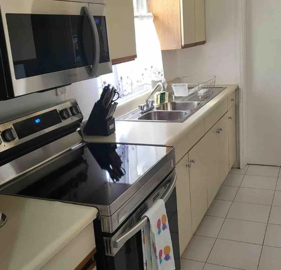 Beachfront 3 bedroom house Tower Isle 0*,